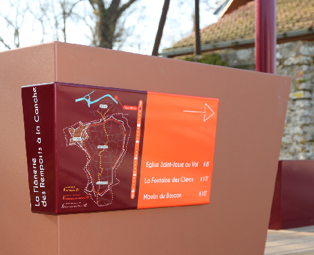 Mobilier de signalétique installé dans un site patrimonial classé, avec panneaux d'information pour les visiteurs.