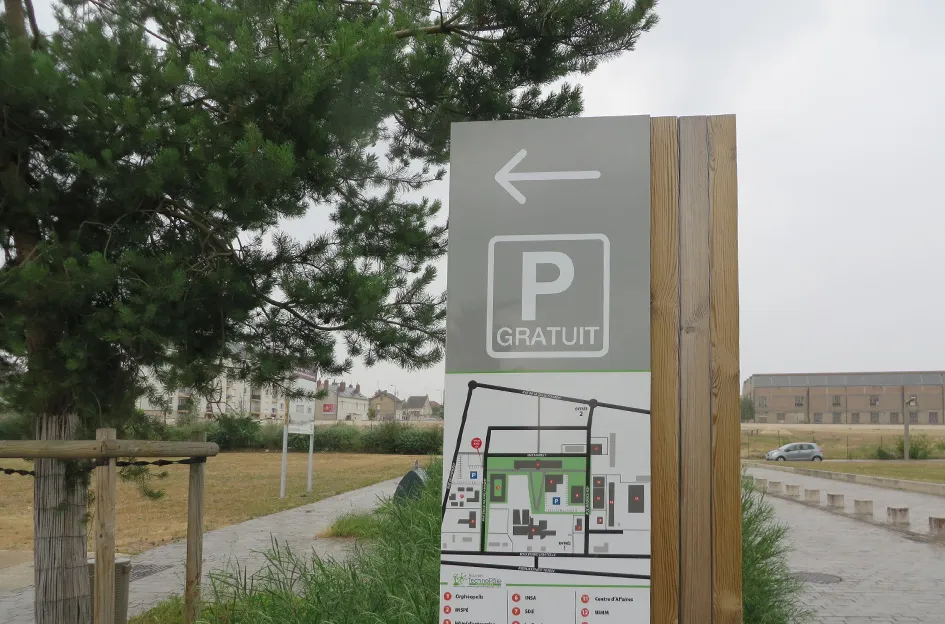 totem signaletique directionnelle zone activité bourges