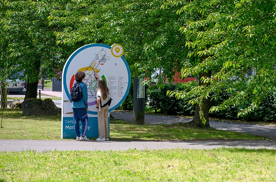 panneau design signalétique campus université